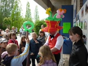 Ballonkünstler mit Kinder